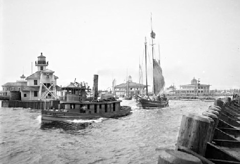 New Basin Canal at Lake Pontchartrain, ca. 1909.  The buildings in the background in the center and right are part of the old West End resort.  The New Canal lighthouse can be seen
to the left; destroyed during Hurricane Katrina, it has since been rebuilt as a museum and education center.
